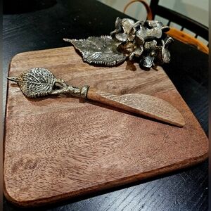 Mudpie Wood with Pewter Flowers & Leaf Cheese Board & Spreader